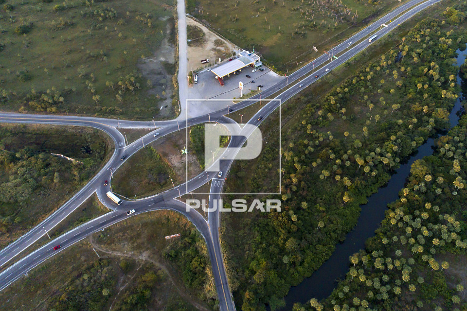 Vista de drone do entroncamento da rodovia CE-085 e CE-421 - 