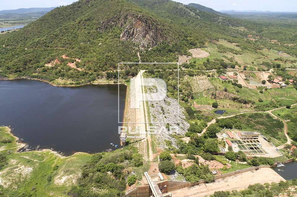Vista de drone do açude Engenheiro Ávidos tambem conhecido ...