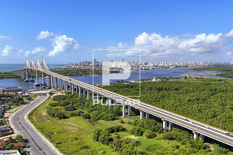 Vista de drone a Ponte Newton Navarro ou Ponte de Todos na foz do Rio Potengi com a cidade ao fundo