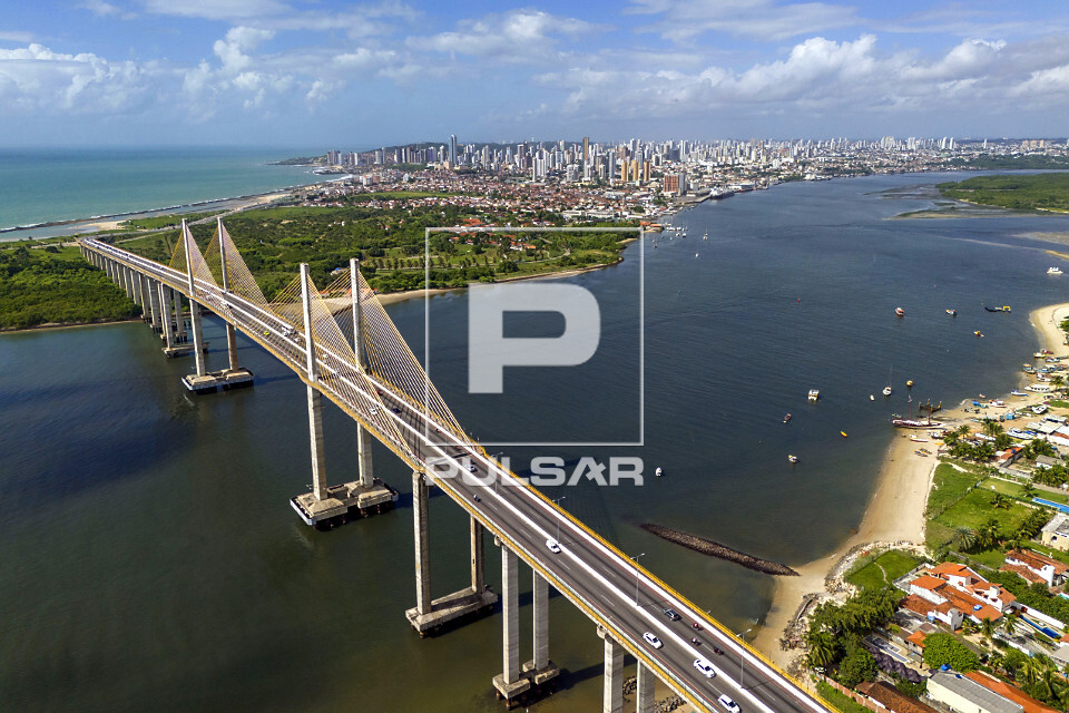 Vista de drone a Ponte Newton Navarro ou Ponte de Todos na foz do Rio Potengi com a cidade ao fundo
