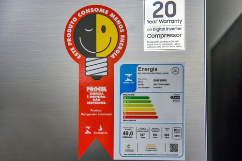 Adesivo de consumo de energia com selo do inmetro em geladeira