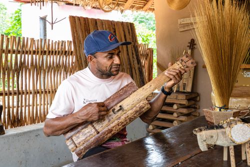 Tocador de viola de buriti da Comunidade Quilombola Mumbuca