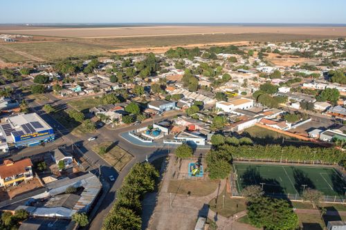 Vista de drone do bairro Jardim das Palmeiras com campo de futebol à direita