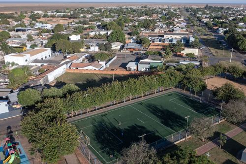 Vista de drone do campo de futebol em praça no bairro Jardim das Palmeiras