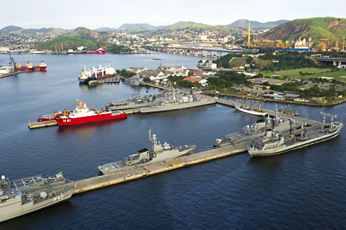 Vista aérea da Ponte Rio-Niterói na altura da Base Naval da Marinha na ...