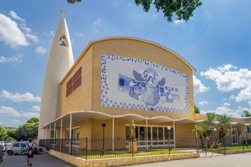 Santuário Diocesano de Santa Rita de Cássia - obra do arquiteto Edgar Guimarães do Vale com o painel de azu
