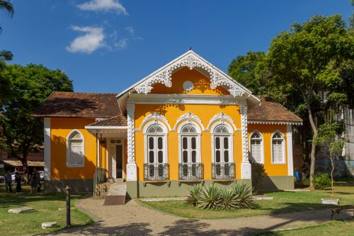 Fachada do Museu Chácara Dona Catarina na Praça Governador Valadares