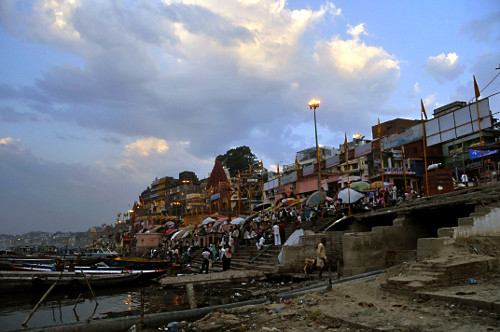 Rio Ganges na margem da cidade de Varanasi - considerado um rio sagrado ...