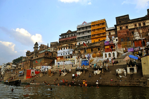 Rio Ganges na margem da cidade de Varanasi - considerado um rio sagrado ...