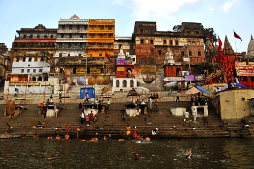 Rio Ganges na margem da cidade de Varanasi - considerado um rio sagrado ...