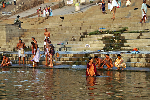 Rio Ganges na margem da cidade de Varanasi - considerado um rio sagrado ...
