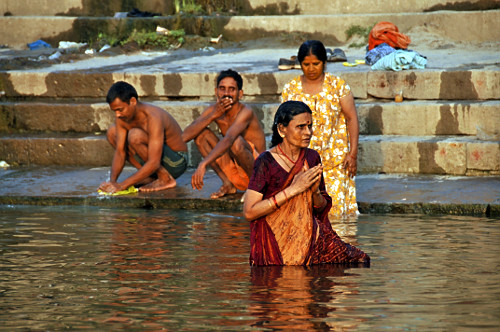 Rio Ganges na margem da cidade de Varanasi - considerado um rio sagrado ...