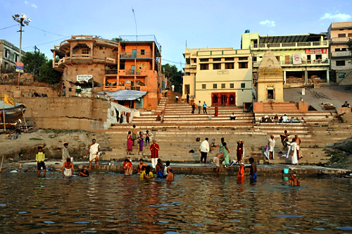 Rio Ganges na margem da cidade de Varanasi - considerado um rio sagrado ...