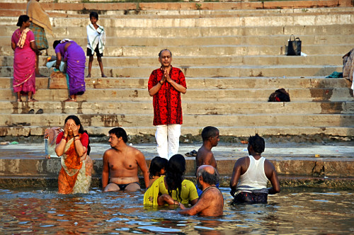 Rio Ganges na margem da cidade de Varanasi - considerado um rio sagrado ...