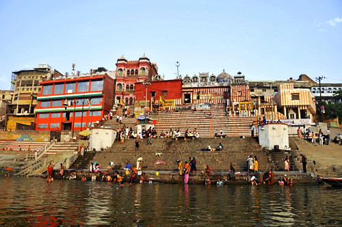 Rio Ganges na margem da cidade de Varanasi - considerado um rio sagrado ...