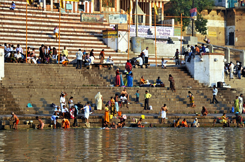 Rio Ganges na margem da cidade de Varanasi - considerado um rio sagrado ...