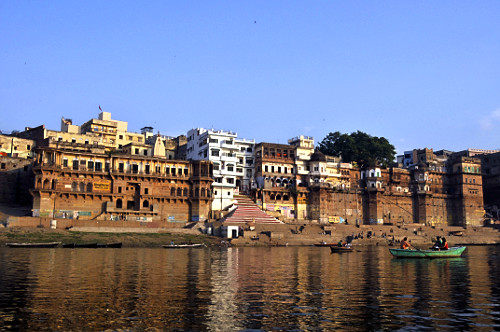 Rio Ganges na margem da cidade de Varanasi - considerado um rio sagrado ...