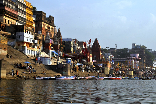 Rio Ganges na margem da cidade de Varanasi - considerado um rio sagrado ...
