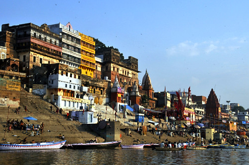 Rio Ganges na margem da cidade de Varanasi - considerado um rio sagrado ...