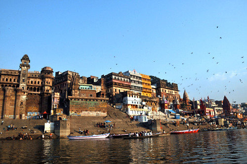Rio Ganges na margem da cidade de Varanasi - considerado um rio sagrado ...