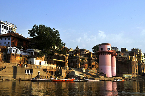 Rio Ganges na margem da cidade de Varanasi - considerado um rio sagrado ...