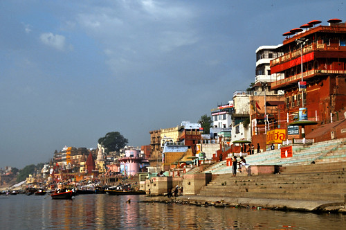 Rio Ganges na margem da cidade de Varanasi - considerado um rio sagrado ...