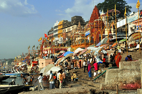 Rio Ganges na margem da cidade de Varanasi - considerado um rio sagrado ...