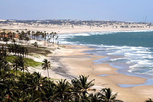 Vista da Praia de Lagoinha com dunas ao fundo
