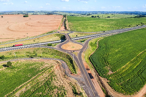 Vista de drone do trevo de acesso ao distrito Rosália na SP-333 Rodovia Rachid Rayes -