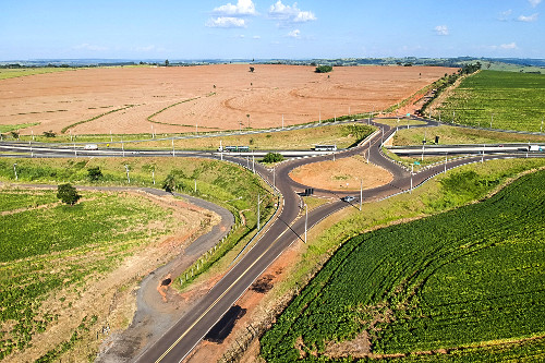 Vista de drone do trevo de acesso ao distrito Rosália na SP-333 Rodovia Rachid Rayes -