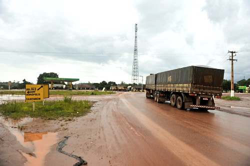 Caminhão transportando grãos no entrocamento entre a BR-230 Rodovia Transamazônica e a BR-163 Cuiabá-Santa