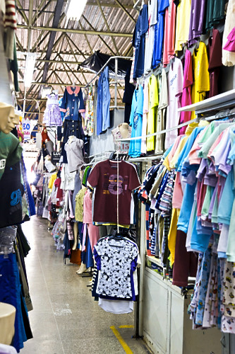 Roupas à venda na Feira do Guará