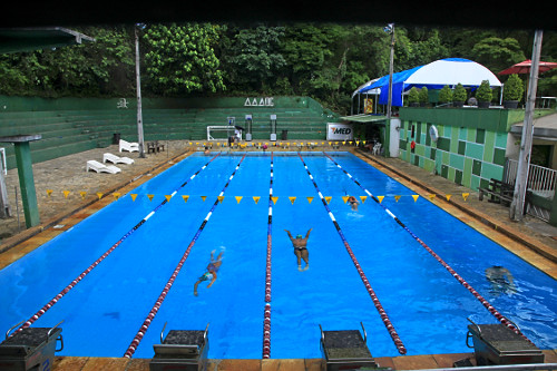 Treino de natação em piscina semi olímpica da Associação Atlética ...