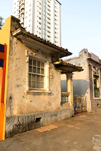 Casa antiga com fachada na calçada - bairro da Pompeia - 