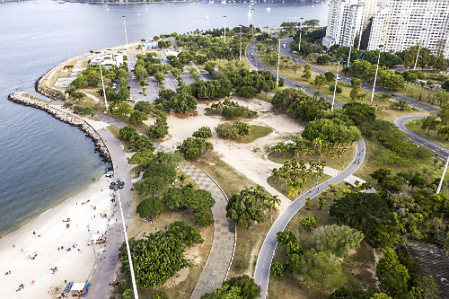 Vista de drone de via expressa sobre o Parque Brigadeiro Eduardo Gomes ...
