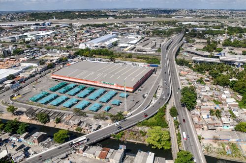 Vista de cima do viaduto Tancredo Neves - Aeroporto de Guararapes ao fundo