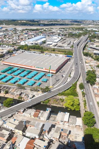 Vista de cima do viaduto Tancredo Neves - Aeroporto de Guararapes ao fundo