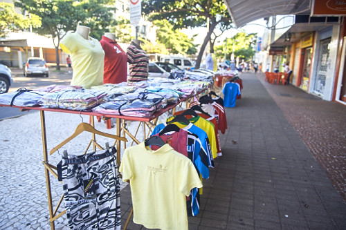 Roupas à venda no centro comercial da cidade