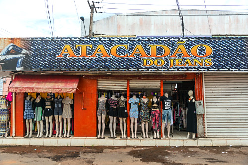 Fachada de loja de roupas femininas e masculinas - 