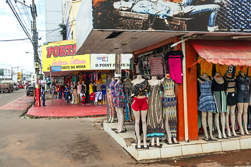 Lojas de roupas femininas e masculinas
 - 