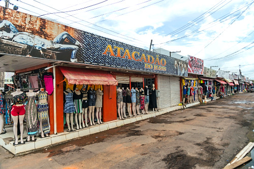 Fachada de loja de roupas femininas e masculinas - 