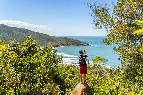 Pessoa fotografando com celular a Praia da Lagoinha do Leste - Parque Municipal da Lagoinha do Leste -