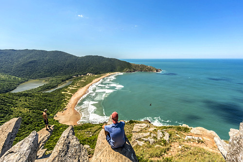 Pessoa no Morro da Coroa contemplando paisagem da Praia da Lagoinha do Leste - Parque Municipal da Lagoinha do