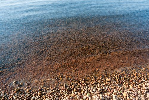 Praia fluvial com seixos formada pelo represado do Rio Paraná pela Usina Hidroelétrica de ilha solteira