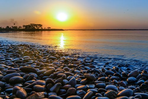 Praia fluvial com seixos na margem do Rio Paraná aqui represado pela UHE Usina Hidroelétrica de ilha solteir