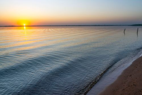 Pôr do sol na margem do Rio Paraná neste trecho represado pela Usina Hidroelétrica de Ilha Solteira