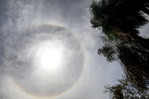 Halo Solar formado na troposfera - fenômeno óptico caracterizado pelo ...