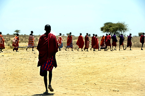 Grupo Maasai se preparando para apresentação da dança do pulo conhecida como Adumu - competição masculina