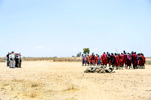 Turistas assistindo a apresentação do Grupo Maasai da dança do pulo conhecida como Adumu - competição mas