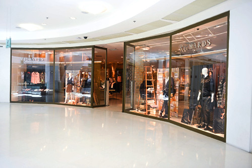 Vitrines de lojas em shopping center no bairro Leblon - zona sul